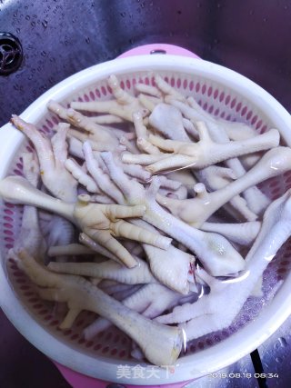 卤凤爪的做法步骤：1