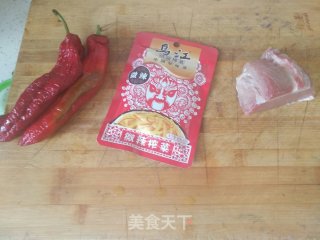 “榨菜”榨菜炒肉丝的做法步骤：1