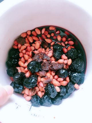 红酒话梅花生的做法步骤：2