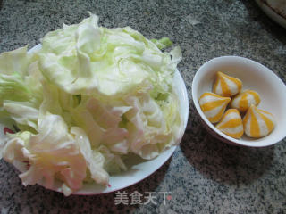 鱼籽包煮包心菜的做法步骤：1