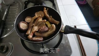 鸭脚燜冬菇的做法步骤：1