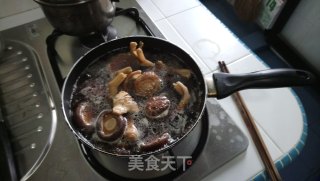 鸭脚燜冬菇的做法步骤：2