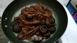 鸭脚燜冬菇的做法步骤：3