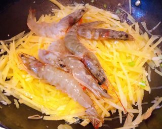 海虾炒土豆丝的做法步骤：6