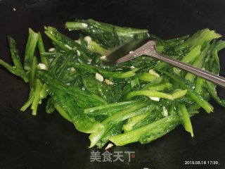 蒜香油麦菜的做法步骤：2