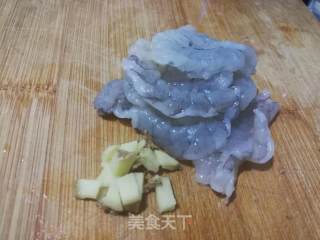 虾仁西蓝花的做法步骤：1