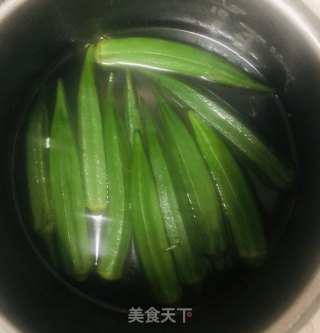 凉拌秋葵魔芋丝的做法步骤：1