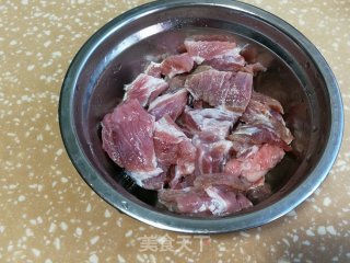 毛芋烧肉的做法步骤：1