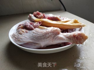 黄芪枸杞红枣老鸭汤的做法步骤：1