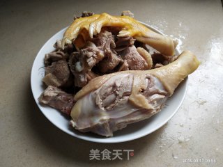 黄芪枸杞红枣老鸭汤的做法步骤：2