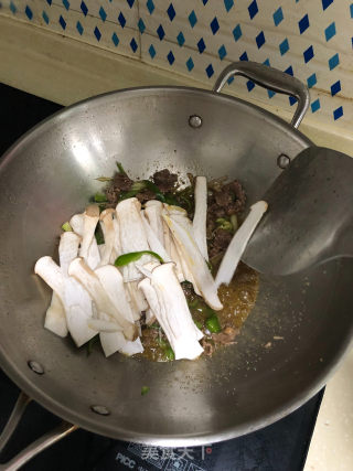杏鲍菇香炒牛肉的做法步骤：4