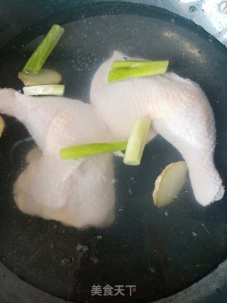 手撕鸡腿肉的做法步骤：1