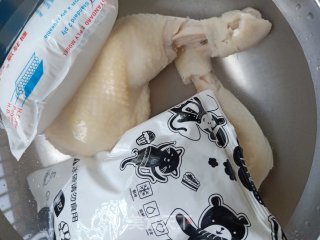 手撕鸡腿肉的做法步骤：3