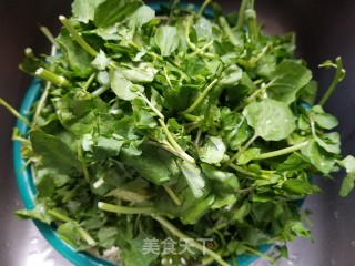咸蛋西洋菜的做法步骤：1