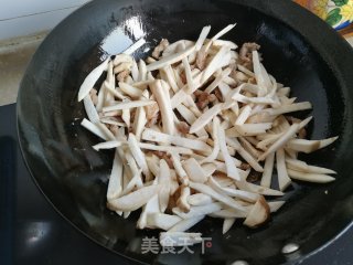 杏鲍菇炒肉丝的做法步骤：4