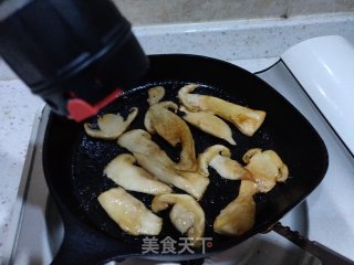 黄油煎松茸的做法步骤：5