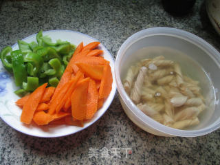 青椒胡萝卜炒豆筋的做法步骤：1