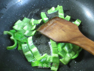 青椒胡萝卜炒豆筋的做法步骤：3