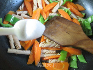 青椒胡萝卜炒豆筋的做法步骤：5