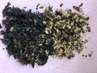 香菇木耳肉末鸭蛋黄烧卖的做法步骤：1