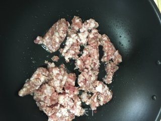 香菇木耳肉末鸭蛋黄烧卖的做法步骤：3