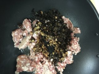 香菇木耳肉末鸭蛋黄烧卖的做法步骤：4