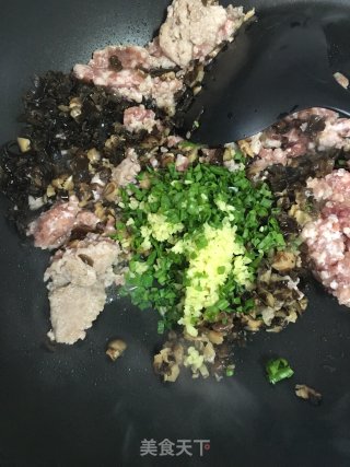 香菇木耳肉末鸭蛋黄烧卖的做法步骤：5