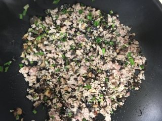 香菇木耳肉末鸭蛋黄烧卖的做法步骤：6