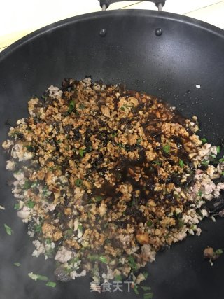 香菇木耳肉末鸭蛋黄烧卖的做法步骤：7