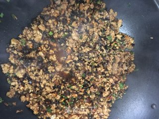 香菇木耳肉末鸭蛋黄烧卖的做法步骤：8