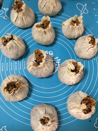 香菇木耳肉末鸭蛋黄烧卖的做法步骤：12