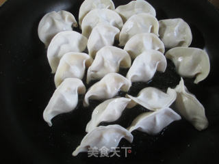 香煎速冻饺子（芹菜肉馅）的做法步骤：2