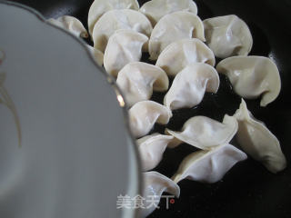 香煎速冻饺子（芹菜肉馅）的做法步骤：3