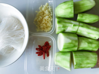 蒜蓉粉丝蒸丝瓜的做法步骤：2