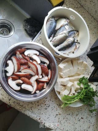 鲫鱼香菇豆腐汤的做法步骤：2