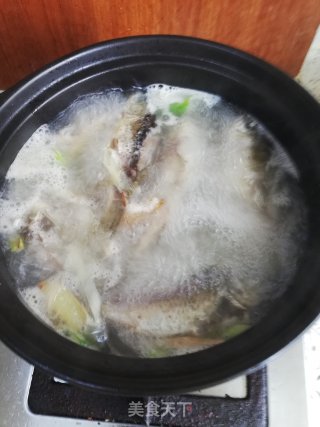 鲫鱼香菇豆腐汤的做法步骤：4