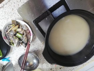 鲫鱼香菇豆腐汤的做法步骤：5