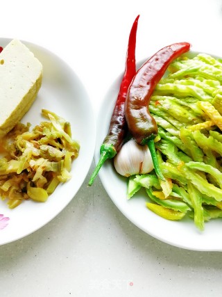 榨菜苦瓜炒午餐肉的做法步骤：2