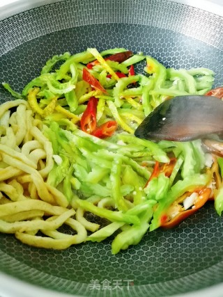 榨菜苦瓜炒午餐肉的做法步骤：6