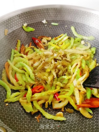 榨菜苦瓜炒午餐肉的做法步骤：8