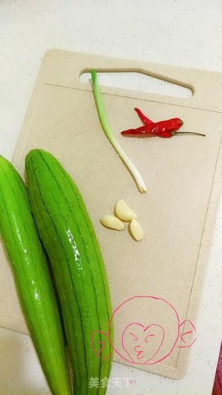 素炒圆丝瓜的做法步骤：1