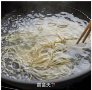享见面葱油拌面的做法步骤：1
