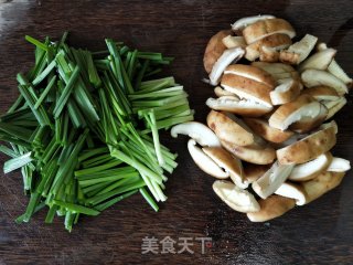 韭菜香菇炒蛋的做法步骤：2