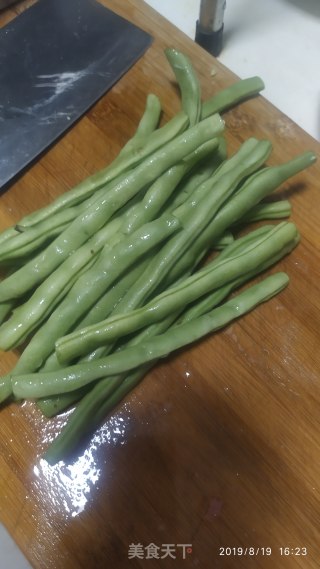 瘦肉炒四月豆的做法步骤：1