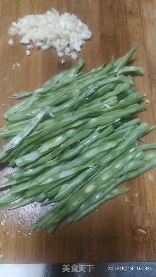 瘦肉炒四月豆的做法步骤：2