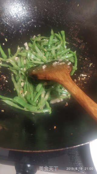 瘦肉炒四月豆的做法步骤：5