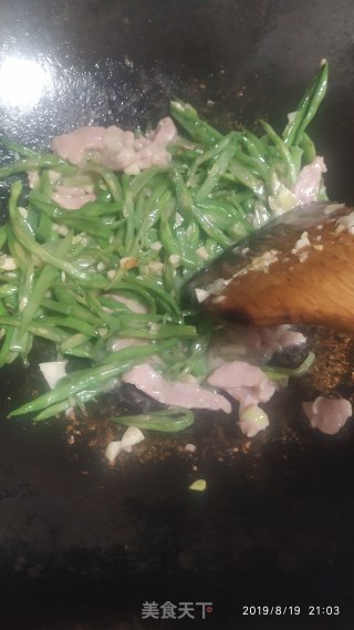 瘦肉炒四月豆的做法步骤：8