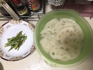 酸辣青椒藕片的做法步骤：1