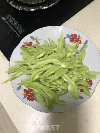 苦瓜炒鸡蛋的做法步骤：1