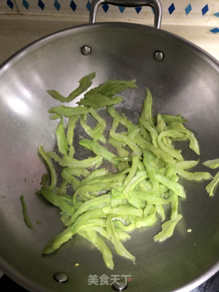 苦瓜炒鸡蛋的做法步骤：2